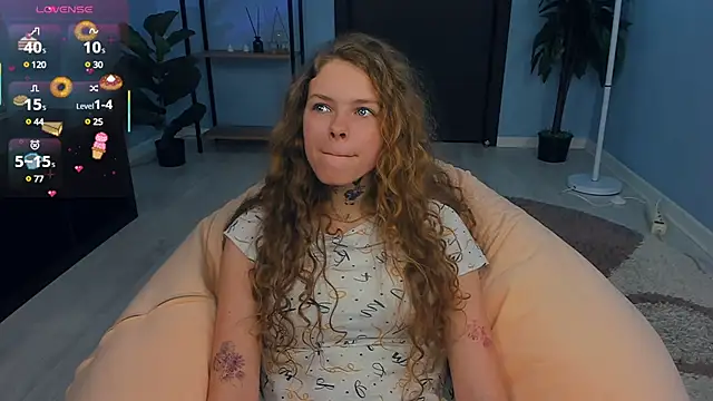 Snapshot of RayaNenlia chatting on 03.18.25 RayaNenlia online show from 03.18.25