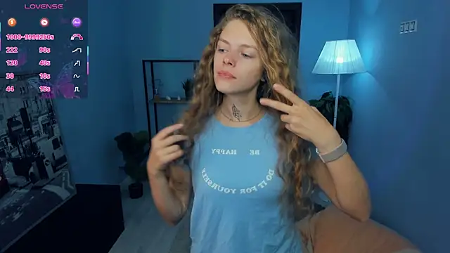 Snapshot of RayaNenlia chatting on 09.28.25 RayaNenlia online show from 09.28.25