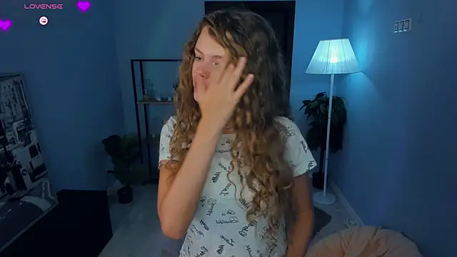 Snapshot of RayaNenlia chatting on 10.01.25 RayaNenlia online show from 10.01.25