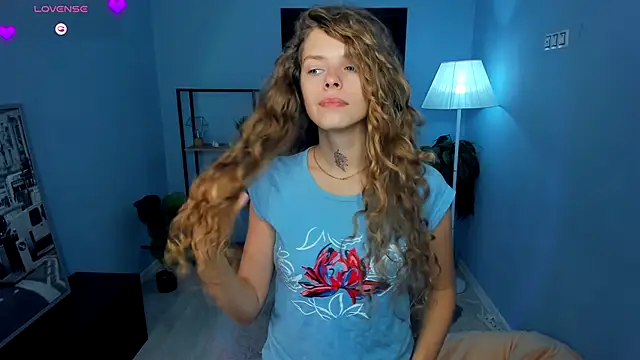 Snapshot of RayaNenlia chatting on 10.03.25 RayaNenlia online show from 10.03.25