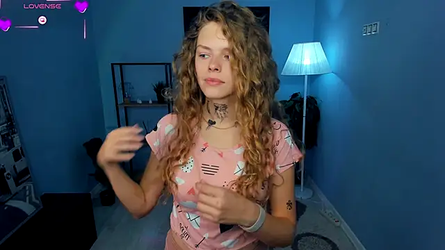 Snapshot of RayaNenlia chatting on 10.07.25 RayaNenlia online show from 10.07.25