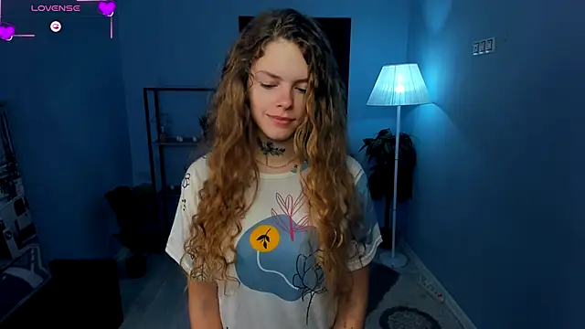 Snapshot of RayaNenlia chatting on 10.13.25 RayaNenlia online show from 10.13.25