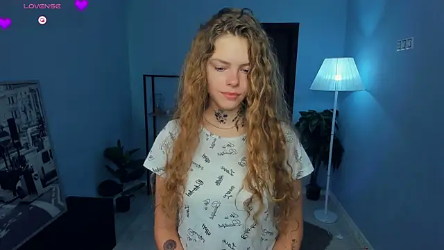 Snapshot of RayaNenlia chatting on 10.20.25 RayaNenlia online show from 10.20.25