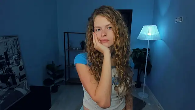 Snapshot of RayaNenlia chatting on 10.28.25 RayaNenlia online show from 10.28.25