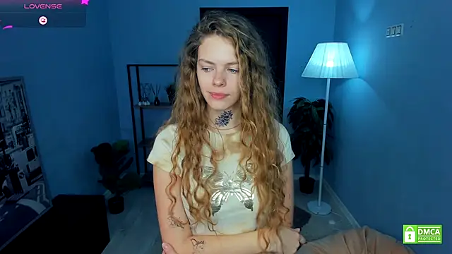 Snapshot of RayaNenlia chatting on 12.15.25 RayaNenlia online show from 12.15.25