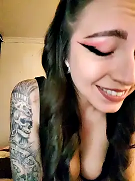 Snapshot of Paudelatorre chatting on 11.22.25 Paudelatorre online show from 11.22.25