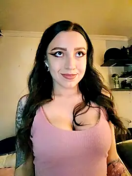 Snapshot of Paudelatorre chatting on 12.19.25 Paudelatorre online show from 12.19.25