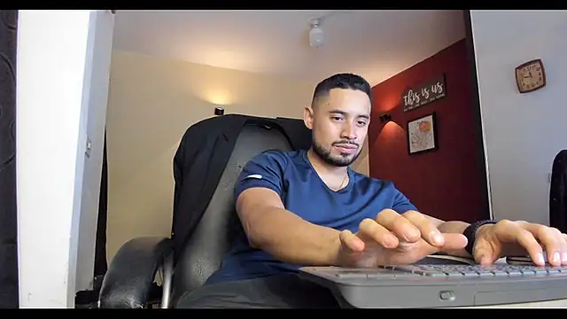 Snapshot of thesexlawyer1 chatting on 11.25.25 thesexlawyer1 online show from 11.25.25