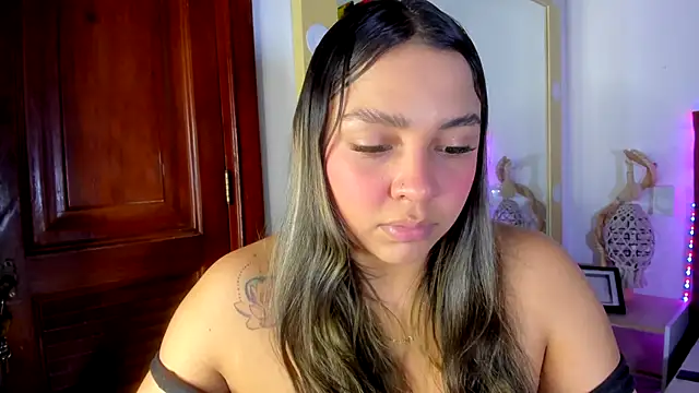 Snapshot of Abril_Gomez06 chatting on 12.15.25 Abril Gomez06 online show from 12.15.25