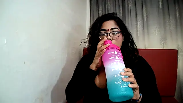 Snapshot of Indian_Lola00 chatting on 02.06.25 Indian Lola00 online show from 02.06.25