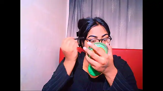 Snapshot of Indian_Lola00 chatting on 09.23.25 Indian Lola00 online show from 09.23.25