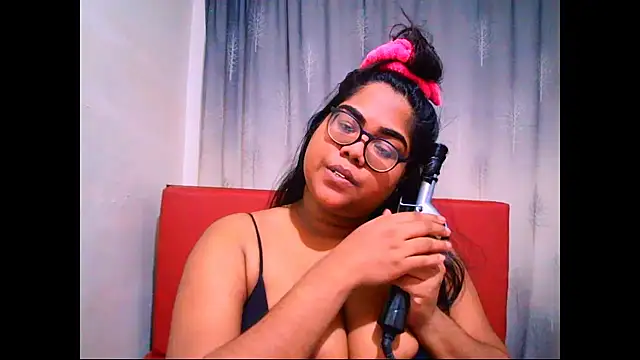 Snapshot of Indian_Lola00 chatting on 09.26.25 Indian Lola00 online show from 09.26.25