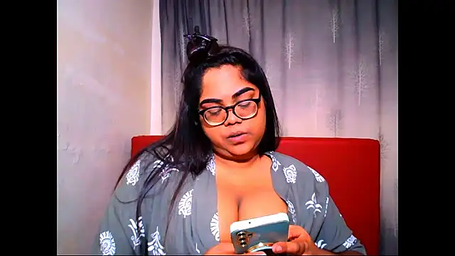 Snapshot of Indian_Lola00 chatting on 12.16.25 Indian Lola00 online show from 12.16.25