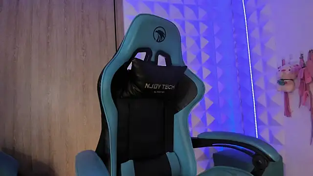 Snapshot of Jendralevis chatting on 11.04.25 Jendralevis online show from 11.04.25