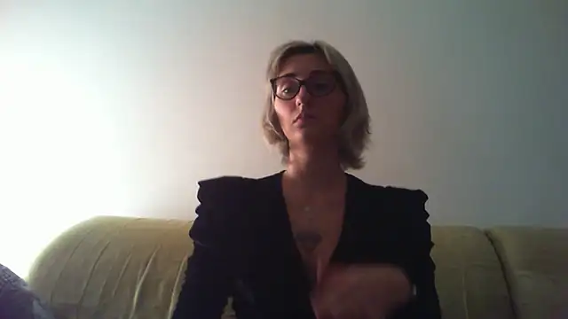 Snapshot of sexy_blondie92 chatting on 01.19.25 sexy blondie92 online show from 01.19.25