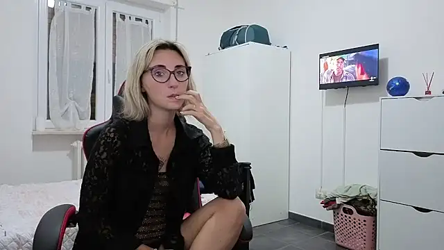 Snapshot of sexy_blondie92 chatting on 10.01.25 sexy blondie92 online show from 10.01.25