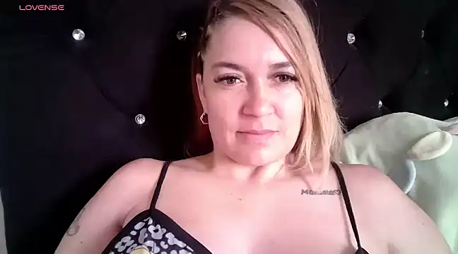 Snapshot of Izury_Blondee chatting on 01.11.25 Izury Blondee online show from 01.11.25