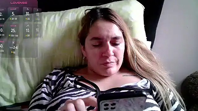 Snapshot of Izury_Blondee chatting on 02.12.25 Izury Blondee online show from 02.12.25