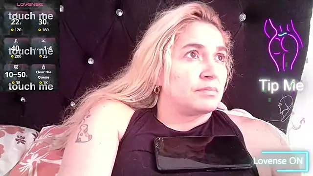 Snapshot of Izury_Blondee chatting on 11.04.25 Izury Blondee online show from 11.04.25