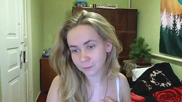 Snapshot of Riley_Roo chatting on 12.19.24 Riley Roo online show from 12.19.24