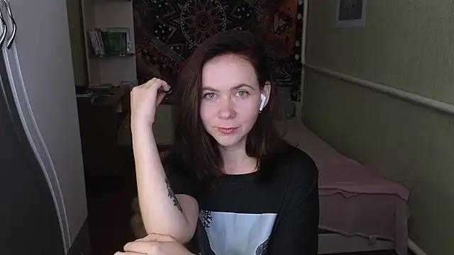 Snapshot of Riley_Roo chatting on 09.17.25 Riley Roo online show from 09.17.25