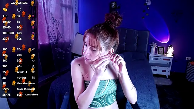 Snapshot of IsaBaileys_ chatting on 11.04.25 IsaBaileys online show from 11.04.25