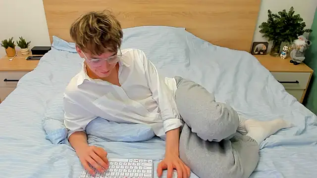 Snapshot of Fandi_777 chatting on 12.24.24 Fandi 777 online show from 12.24.24