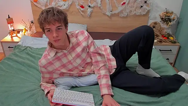 Snapshot of Fandi_777 chatting on 10.22.25 Fandi 777 online show from 10.22.25