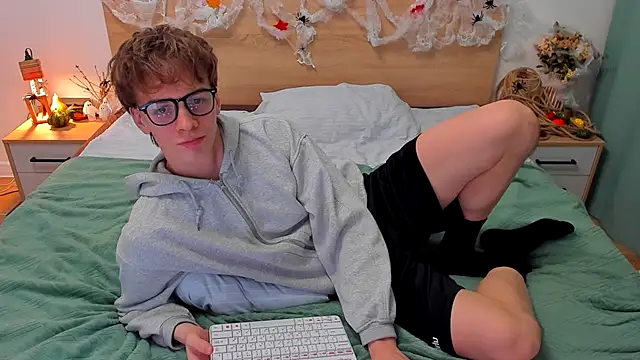 Snapshot of Fandi_777 chatting on 10.27.25 Fandi 777 online show from 10.27.25