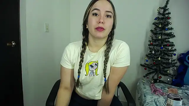 Snapshot of LauraSofia_Cam chatting on 12.17.25 LauraSofia Cam online show from 12.17.25