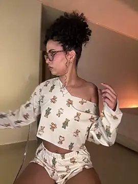 Lianh Benett online show from 02.14.25