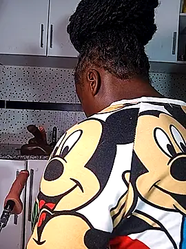 Snapshot of Bella045 chatting on 11.17.25 Bella045 online show from 11.17.25