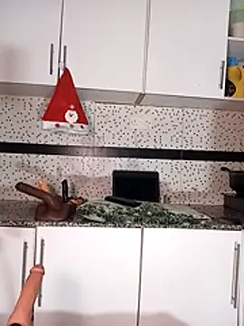 Snapshot of Bella045 chatting on 12.14.25 Bella045 online show from 12.14.25