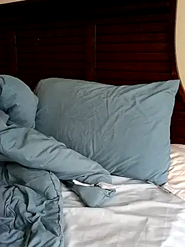 Snapshot of momentum2023 chatting on 09.18.25 momentum2023 online show from 09.18.25