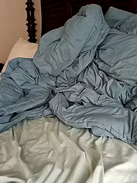 Snapshot of momentum2023 chatting on 09.30.25 momentum2023 online show from 09.30.25