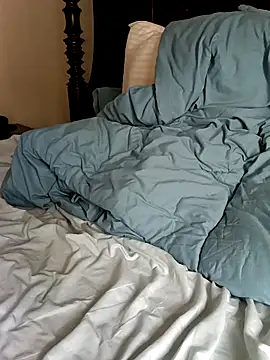 Snapshot of momentum2023 chatting on 10.26.25 momentum2023 online show from 10.26.25