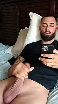 Snapshot of momentum2023 chatting on 12.14.25 momentum2023 online show from 12.14.25