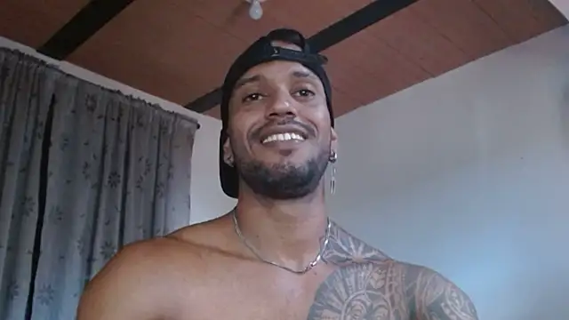 Snapshot of manolofitt chatting on 11.17.25 manolofitt online show from 11.17.25