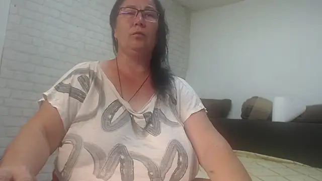 Snapshot of EmmaSquirt chatting on 06.05.26 EmmaSquirt online show from 06.05.26