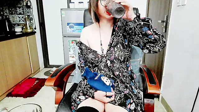 Snapshot of Miu-Le chatting on 12.13.25 Miu-Le online show from 12.13.25