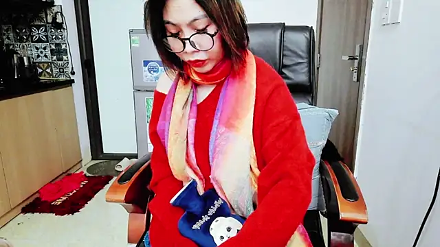 Snapshot of Miu-Le chatting on 12.15.25 Miu-Le online show from 12.15.25