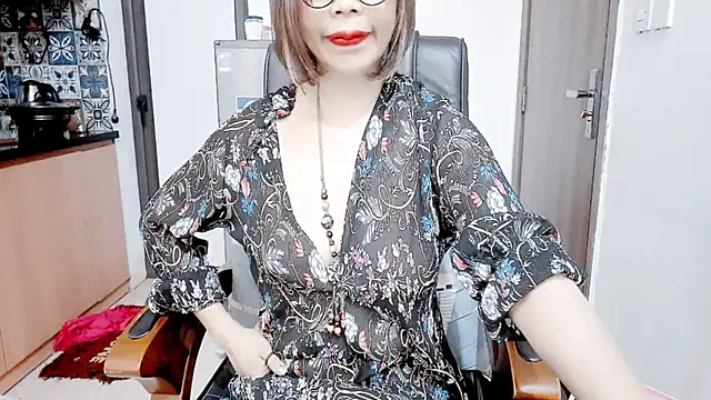 Snapshot of Miu-Le chatting on 12.18.25 Miu-Le online show from 12.18.25