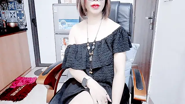 Snapshot of Miu-Le chatting on 12.19.25 Miu-Le online show from 12.19.25