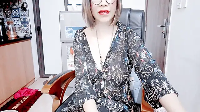 Snapshot of Miu-Le chatting on 12.20.25 Miu-Le online show from 12.20.25