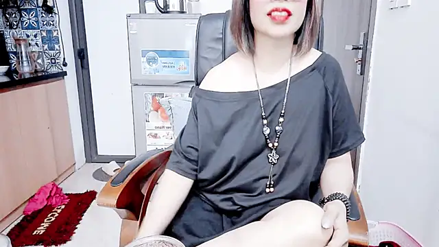 Snapshot of Miu-Le chatting on 12.21.25 Miu-Le online show from 12.21.25