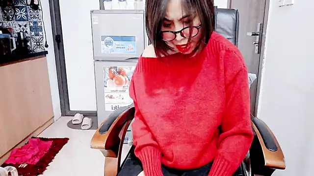 Snapshot of Miu-Le chatting on 12.21.25 Miu-Le online show from 12.21.25