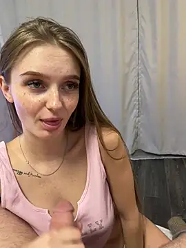 Snapshot of lovelly_molly chatting on 03.10.25 lovelly molly online show from 03.10.25