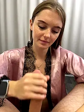 Snapshot of lovelly_molly chatting on 11.07.25 lovelly molly online show from 11.07.25