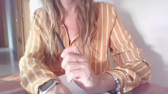 Snapshot of Artemisa2323 chatting on 10.14.25 Artemisa2323 online show from 10.14.25