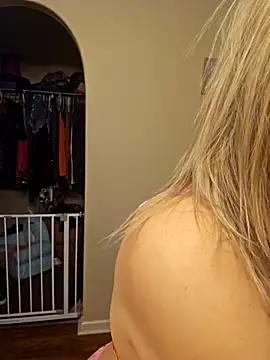 Snapshot of ellieconradxo chatting on 02.21.25 ellieconradxo online show from 02.21.25